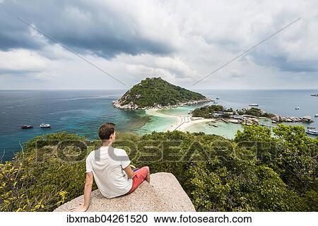 Junger Mann schaut uber Insel Koh Nang Yuan, auch Nangyuan, bei Koh Tao, Golf von Thailand, Thailand, Asien View Large Photo Image Stock Image - Junger Mann schaut uber Insel Koh Nang Yuan, auch Nangyuan, bei Koh Tao, Golf von Thailand, Thailand, Asien. Fotosearch