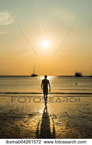 Junger Mann Silhouette Lauft Am Strand Bei Sonnenuntergang Abendrot Am Meer Koh Tao Thailand Asien Stock Image Ibxmab Fotosearch