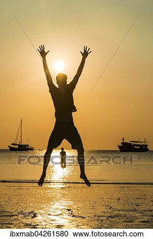 Junger Mann Silhouette Springt Am Strand Bei Sonnenuntergang Abendrot Am Meer Koh Tao Thailand Asien Stock Image Ibxmab Fotosearch