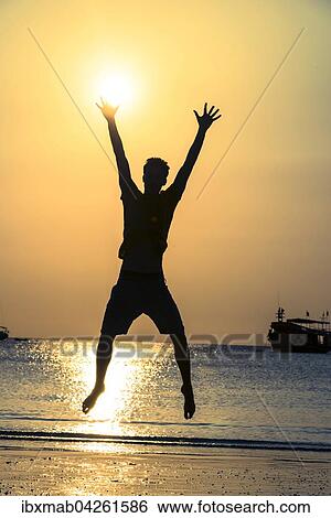 Junger Mann Silhouette Springt Am Strand Bei Sonnenuntergang Abendrot Am Meer Koh Tao Thailand Asien Stock Photograph Ibxmab Fotosearch