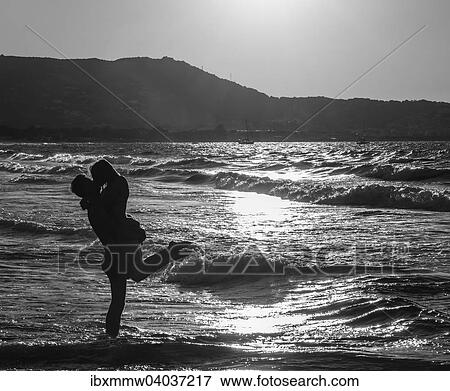 Junges Paar am Strand kusst sich, Korsika, Frankreich, Europa View Large Photo Image Stock Photo - Junges Paar am Strand kusst sich, Korsika, Frankreich, Europa. Fotosearch