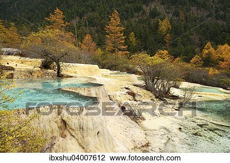 Stock Image - Kalkterrassen mit See in herbstlich verfarbter Umgebung, Huanglong Nationalpark, Provinz Sichuan, China, Asien. Fotosearch