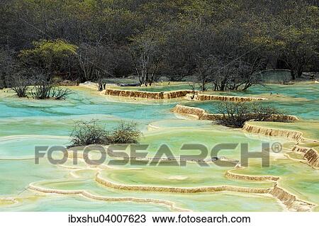 Stock Image - Kalkterrassen mit Seen, Huanglong Nationalpark, Provinz Sichuan, China, Asien. Fotosearch
