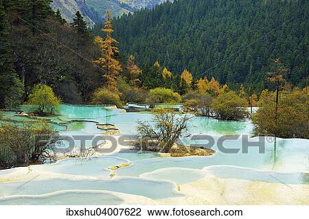 Stock Image - Kalkterrassen mit Seen in herbstlich verfarbter Umgebung, Huanglong Nationalpark, Provinz Sichuan, China, Asien. Fotosearch