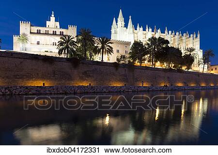 Kathedrale La Seu und Palau de Almudaina, Palma de Mallorca, Mallorca, Balearische Inseln, Spanien, Europa View Large Photo Image Stock Image - Kathedrale La Seu und Palau de Almudaina, Palma de Mallorca, Mallorca, Balearische Inseln, Spanien, Europa. Fotosearch
