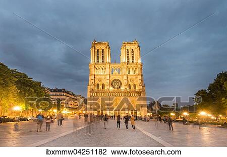 Stock Image - Kathedrale Notre Dame bei Dammerung, Westfassade, Ile de la Cite, Paris, Region Ile-de-France, Frankreich, Europa. Fotosearch