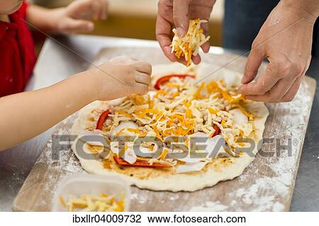 Kind und Mutter beim Pizzabacken View Large Photo Image Stock Image - Kind und Mutter beim Pizzabacken. Fotosearch