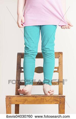 Kleines Madchen, 4 Jahre, steht mit nackten Fussen auf einem kleinen Holzstuhl View Large Photo Image Stock Image - Kleines Madchen, 4 Jahre, steht mit nackten Fussen auf einem kleinen Holzstuhl. Fotosearch