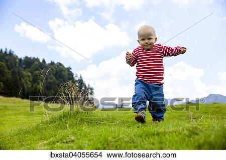 Picture - Kleinkind, 1, 5 Jahre, bei einer Sommerwanderung in den Schweizer Bergen im Alpstein, Appenzell, Schweiz, Europa. Fotosearch