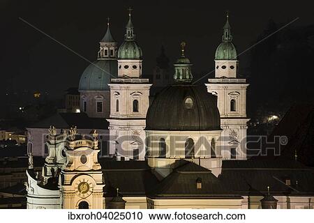 Stock Image - Kollegienkirche und Dom, Nachtaufnahme, Salzburg, Osterreich, Europa. Fotosearch