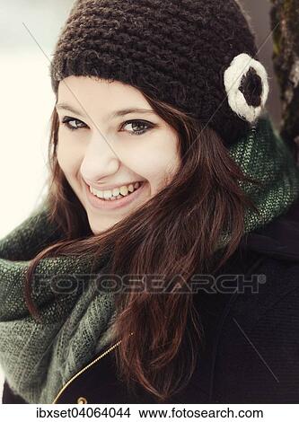 Lachelnde junge Frau mit Mutze und Schal im Winter, Portrait View Large Photo Image Picture - Lachelnde junge Frau mit Mutze und Schal im Winter, Portrait. Fotosearch