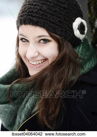 Lachelnde junge Frau mit Mutze und Schal im Winter, Portrait View Large Photo Image Stock Image - Lachelnde junge Frau mit Mutze und Schal im Winter, Portrait. Fotosearch