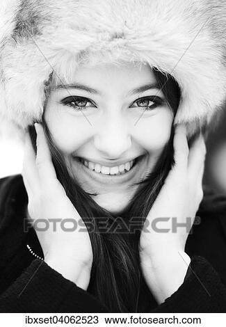Lachelnde junge Frau mit Pelzmutze, Portrait View Large Photo Image Stock Image - Lachelnde junge Frau mit Pelzmutze, Portrait. Fotosearch