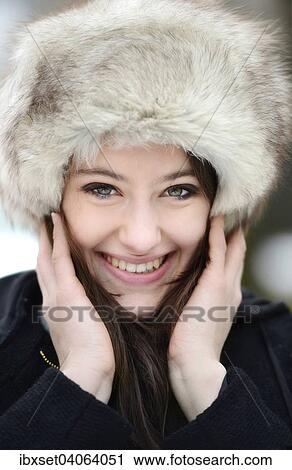 Lachelnde junge Frau mit Pelzmutze, Portrait View Large Photo Image Stock Image - Lachelnde junge Frau mit Pelzmutze, Portrait. Fotosearch