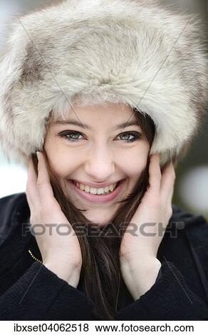 Lachelnde junge Frau mit Pelzmutze, Portrait View Large Photo Image Stock Photo - Lachelnde junge Frau mit Pelzmutze, Portrait. Fotosearch