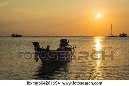 Picture - Longtail-Boot im Meer bei Sonnenuntergang, Insel Koh Tao, Golf von Thailand, Thailand, Asien. Fotosearch