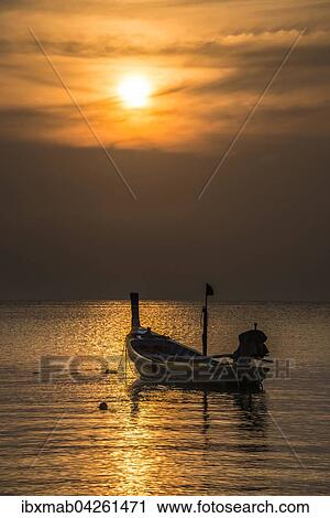 Stock Image - Longtail-Boot im Meer bei Sonnenuntergang, Insel Koh Tao, Golf von Thailand, Thailand, Asien. Fotosearch