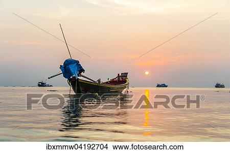 Picture - Longtail Boot, Sudchinesisches Meer bei Sonnenuntergang mit Booten, Golf von Thailand, Insel Koh Tao, Thailand, Asien. Fotosearch