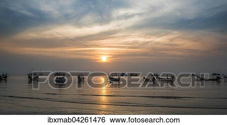 Stock Photograph - Longtail-Boote im Meer bei Sonnenuntergang, Insel Koh Tao, Golf von Thailand, Thailand, Asien. Fotosearch