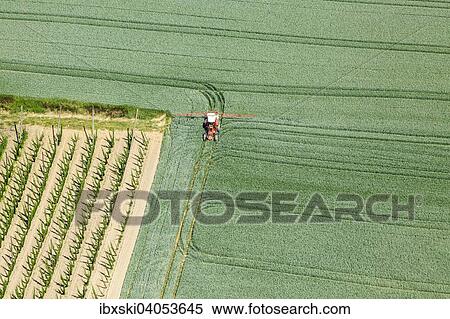 Luftaufnahme Landwirt mit Traktor spritzt grunes Getreidefeld, Landshut, Niederbayern, Bayern, Deutschland, Europa View Large Photo Image Stock Photography - Luftaufnahme Landwirt mit Traktor spritzt grunes Getreidefeld, Landshut, Niederbayern, Bayern, Deutschland, Europa. Fotosearch