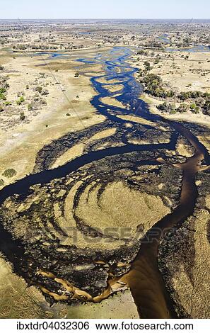 Stock Photograph - Luftbild, der Gomoti mit seinen Kanalen, Inseln, Sandbanken und dem angrenzenden Frischwassersumpfgebiet, Okavango Delta, Botswana, Afrika. Fotosearch
