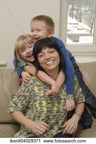 Madchen, 5 Jahre, Junge, 7 Jahre und Mutter, 35 Jahre, auf Sofa View Large Photo Image Stock Image - Madchen, 5 Jahre, Junge, 7 Jahre und Mutter, 35 Jahre, auf Sofa. Fotosearch