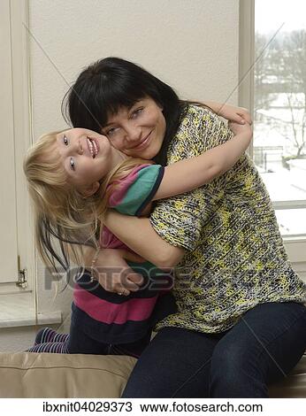 Madchen, 5 Jahre und Mutter, 35 Jahre, umarmen einander View Large Photo Image Stock Image - Madchen, 5 Jahre und Mutter, 35 Jahre, umarmen einander. Fotosearch