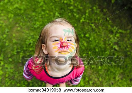 Stock Photo - Madchen, zwei Jahre, mit Gesichtsbemalung. Fotosearch