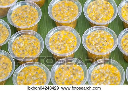 Maracujasaft zum Verkauf auf dem Nachtmarkt oder Nachtbasar in Chiang Mai, Thailand, Asien View Large Photo Image Stock Photo - Maracujasaft zum Verkauf auf dem Nachtmarkt oder Nachtbasar in Chiang Mai, Thailand, Asien. Fotosearch