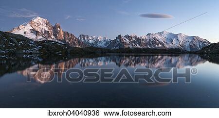 Mont Blanc Massiv spiegelt sich im Lac de Chesery, links Aiguilles de Chamonix, rechts Mont Blanc, Chamonix, Frankreich, Europa View Large Photo Image Stock Photograph - Mont Blanc Massiv spiegelt sich im Lac de Chesery, links Aiguilles de Chamonix, rechts Mont Blanc, Chamonix, Frankreich, Europa. Fotosearch