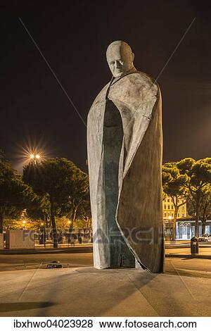 Stock Photo - Monumentalskulptur Conversazioni fur Papst Johannes Paul II., 2011, von Oliviero Rainaldi, Bahnhof Roma Termini, Esquilino, Roma, Lazio, Italien, Europa. Fotosearch