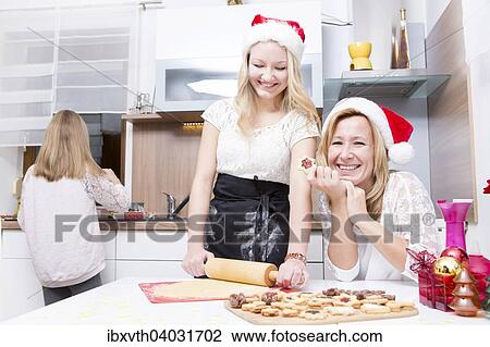 Mutter und Tochter in der Kuche, beim Backen von Weihnachtsplatzchen View Large Photo Image Stock Image - Mutter und Tochter in der Kuche, beim Backen von Weihnachtsplatzchen. Fotosearch