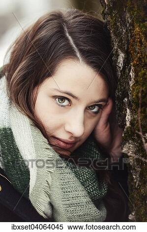 Stock Photography - Nachdenkliche junge Frau mit Schal, Portrait. Fotosearch