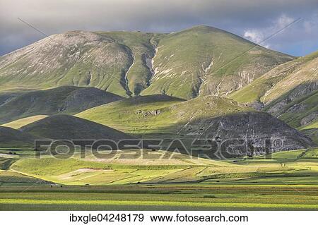 Nationalpark Monti Sibillini, Castelluccio di Norcia, Umbrien, Italien, Europa View Large Photo Image Stock Photo - Nationalpark Monti Sibillini, Castelluccio di Norcia, Umbrien, Italien, Europa. Fotosearch