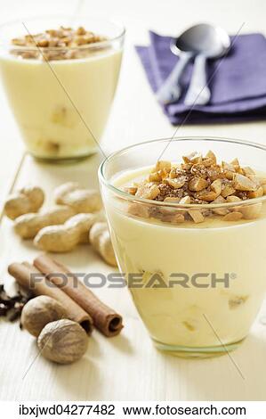 Stock Image - N'dizi No Kastad, Dessert aus Zanzibar mit Bananen und Vanillesosse. Fotosearch