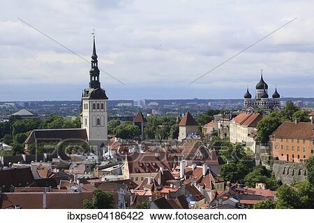 Stock Image - Nikolaikirche, Niguliste Kirik, und Alexander-Newski-Kathedrale, Aleksander Nevski Katedraal, vom Turm der Olaikirche, Oleviste Kirik, Tallinn, Estland, Europa. Fotosearch