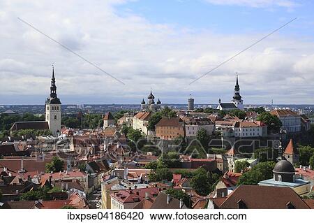 Stock Image - Oberstadt mit Alexander-Newski-Kathedrale, Aleksander Nevski Katedraal, und Dom Toomkirik, Unterstadt mit Nikolaikirche, Niguliste Kirik, vom Turm der Olaikirche, Oleviste Kirik, Tallinn, Estland, Europa. Fotosearch