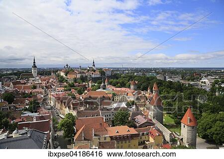 Oberstadt mit Alexander-Newski-Kathedrale oder Aleksander Nevski Katedraal und Dom Toomkirik, Unterstadt mit Nikolaikirche Niguliste Kirik und Stadtmauer, Ausblick vom Turm der Olaikirche, Oleviste Kirik, Tallinn, Estland, Europa View Large Photo Image Stock Photograph - Oberstadt mit Alexander-Newski-Kathedrale oder Aleksander Nevski Katedraal und Dom Toomkirik, Unterstadt mit Nikolaikirche Niguliste Kirik und Stadtmauer, Ausblick vom Turm der Olaikirche, Oleviste Kirik, Tallinn, Estland, Europa. Fotosearch