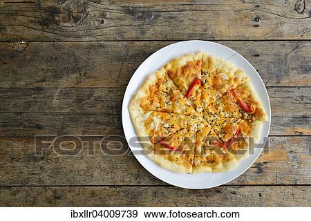 Ofen-gebackene Pizza auf einem Holztisch View Large Photo Image Stock Photo - Ofen-gebackene Pizza auf einem Holztisch. Fotosearch
