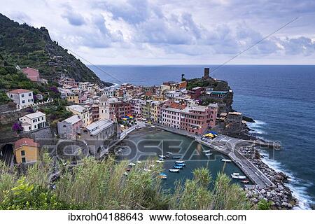 Stock Image - Ortsansicht Fischerdorf Vernazza, UNESCO Weltkulturerbe, Cinque Terre, Rivera di Levante, Provinz La Spezia, Ligurien, Italien, Europa. Fotosearch