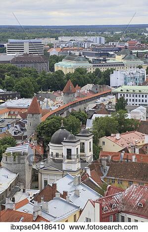 Stock Image - Ostliche Stadtmauer und Nationaloper von Estland, Ausblick vom Turm der Olaikirche, Oleviste Kirik, Tallinn, Estland, Europa. Fotosearch