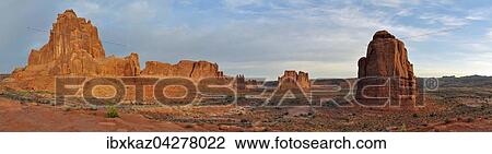 Stock Image - Panorama-Blick auf Landschaft im Arches Nationalpark mit 3 Gossips, Courthouse Tower und The Organ, Moab, Utah, USA, Nordamerika. Fotosearch