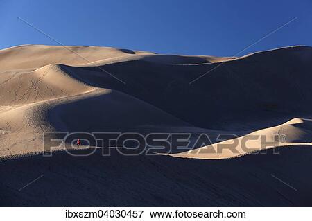 Personen wandern auf den Dunen, Great-Sand-Dunes-Nationalpark, Colorado, USA, Nordamerika View Large Photo Image Stock Photo - Personen wandern auf den Dunen, Great-Sand-Dunes-Nationalpark, Colorado, USA, Nordamerika. Fotosearch