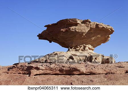 Pilzformiger balancierender Felsen, Wuste, Wadi Rum, Jordanien, Asien View Large Photo Image Stock Image - Pilzformiger balancierender Felsen, Wuste, Wadi Rum, Jordanien, Asien. Fotosearch