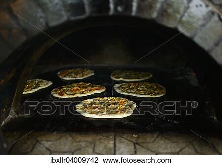 Pizzas im Pizzaofen View Large Photo Image Stock Image - Pizzas im Pizzaofen. Fotosearch