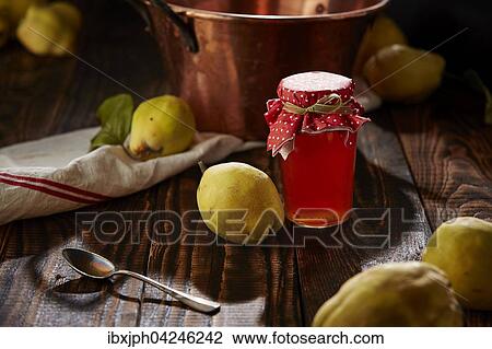 Stock Image - Quittengelee und Fruchte auf Holztisch. Fotosearch