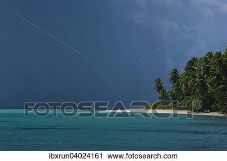 Stock Image - Regenwolken, Atoll Ant, Pohnpei, Mikronesien, Ozeanien. Fotosearch