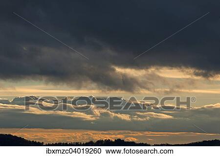 Regenwolken (Nimbostratus), unten dichte Wolkendecke mit Abendrot View Large Photo Image Stock Image - Regenwolken (Nimbostratus), unten dichte Wolkendecke mit Abendrot. Fotosearch