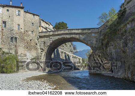 Romische Brucke uber die Ouveze, einst bedeutende Kreuzung antiker romischer Strassen, Vaison-la-Romaine, Provence-Alpes-Cote d'Azur, Frankreich, Europa View Large Photo Image Stock Photo - Romische Brucke uber die Ouveze, einst bedeutende Kreuzung antiker romischer Strassen, Vaison-la-Romaine, Provence-Alpes-Cote d'Azur, Frankreich, Europa. Fotosearch
