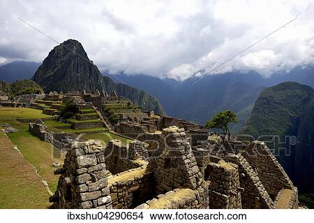 Picture - Ruinenstadt, Inkastadt Machu Picchu, hinten Berg Huayna Picchu, UNESCO-Weltkulturerbe, Urubambatal, Provinz Cusco, Peru, Sudamerika. Fotosearch